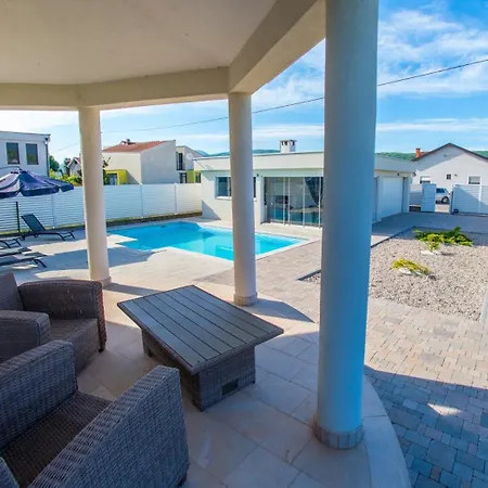 Villa Neretva *